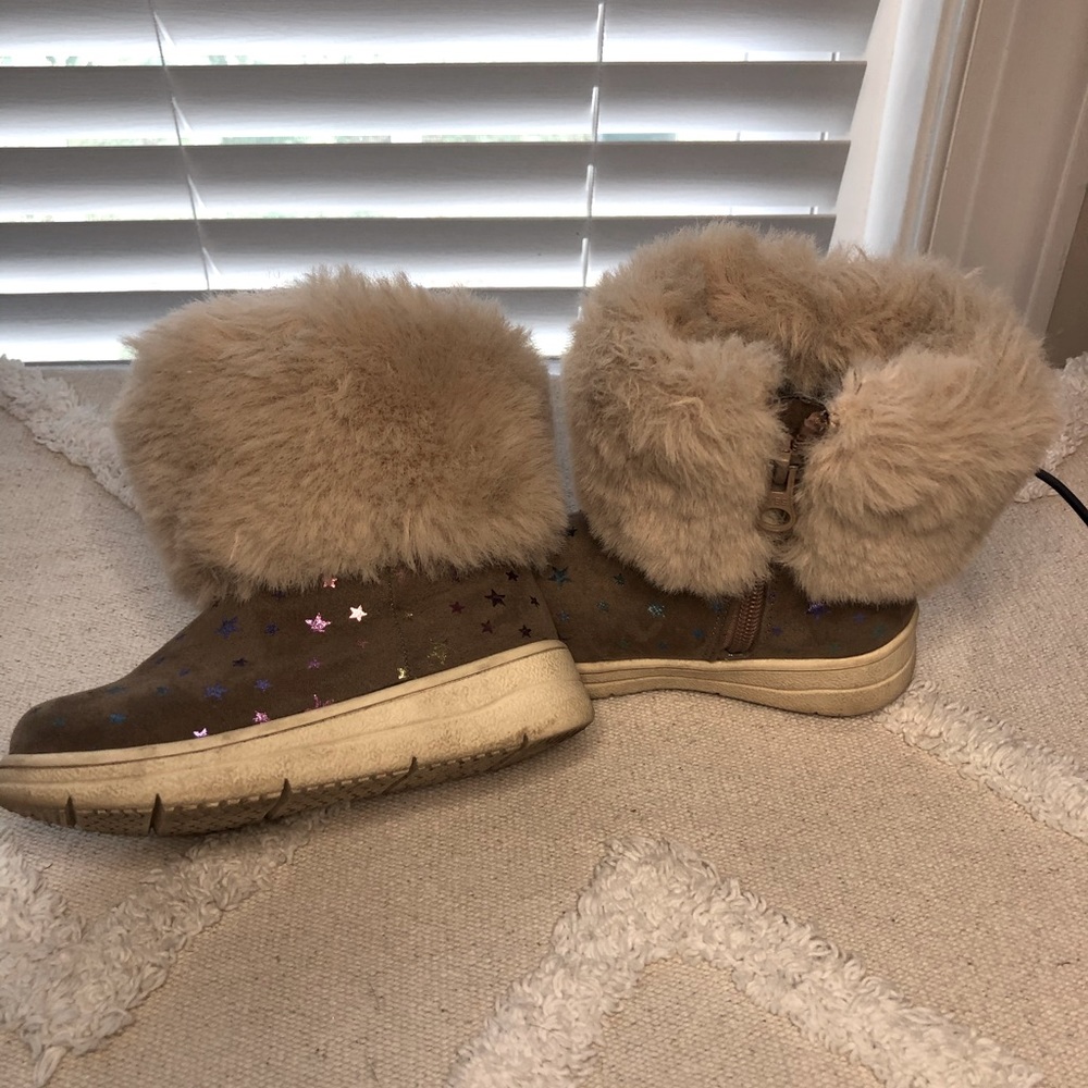 Kids size 8 boots. Fur and colored stars. Only worn a few times.